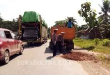 Tekan Kecelakaan Selama Mudik, Satlantas Polres Konawe Tambal Jalan Berlubang Tekan Kecelakaan Selama Mudik, Satlantas Polres Konawe Tambal Jalan Berlubang