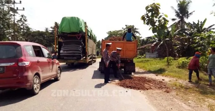 Tekan Kecelakaan Selama Mudik, Satlantas Polres Konawe Tambal Jalan Berlubang