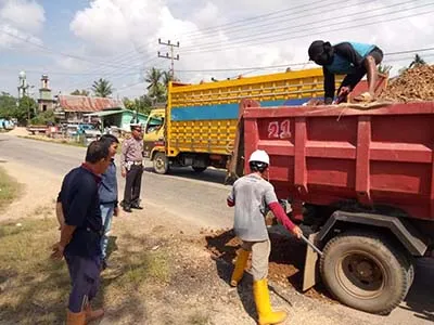Tekan Kecelakaan Selama Mudik, Satlantas Polres Konawe Tambal Jalan Berlubang