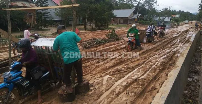 Warga Masagena Konsel Palang Jalan Larang Truk Bermuatan Melintas