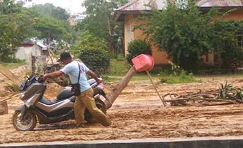 Warga Masagena Konsel Palang Jalan Larang Truk Bermuatan Melintas