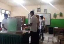 Di Jati Mekar dan Perdos, Aman Menang Telak PILGUB SULTRA - Pasangan calon gubernur nomor urut 1 Ali Mazi -Lukman Abunawas menang telak di Kelurahan Jati Mekar, Kecamatan Kendari pada Pilgub Sultra 2018. (M Rasman Saputra/ZONASULTRA.COM)