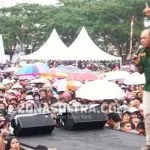 Ruksamin: PBB Tak Gentar “AMAN” kan Konawe Di Pilgub KAMPANYE AKBAR - Ketua DPW Partai PBB, Ruksamin saat menyuarakan orasi politiknya di hadapan ribuan orang dalam kegiatan kampanye akbar AMAN paslon Gubernur dan Wakil Gubernur Sultra Alimazi-Lukman Abunawas yang juga di hadiri para unsur pimpinan partai seperti Nasdem, Golkar dan lainnya serta simpatisan pendukung AMAN bertempat di lapangan sepak bola wawotobi, Konawe. (Jefri/ZONASULTRA.COM)