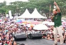 Ruksamin: PBB Tak Gentar “AMAN” kan Konawe Di Pilgub KAMPANYE AKBAR - Ketua DPW Partai PBB, Ruksamin saat menyuarakan orasi politiknya di hadapan ribuan orang dalam kegiatan kampanye akbar AMAN paslon Gubernur dan Wakil Gubernur Sultra Alimazi-Lukman Abunawas yang juga di hadiri para unsur pimpinan partai seperti Nasdem, Golkar dan lainnya serta simpatisan pendukung AMAN bertempat di lapangan sepak bola wawotobi, Konawe. (Jefri/ZONASULTRA.COM)