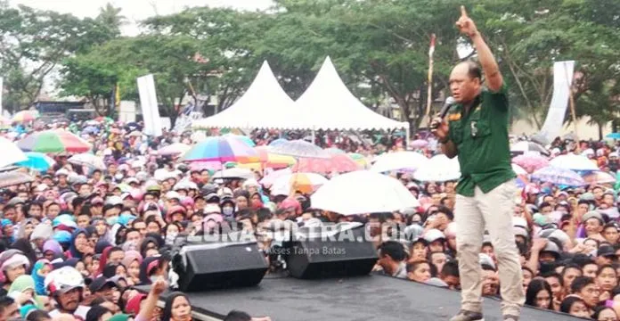 KAMPANYE AKBAR - Ketua DPW Partai PBB, Ruksamin saat menyuarakan orasi politiknya di hadapan ribuan orang dalam kegiatan kampanye akbar AMAN paslon Gubernur dan Wakil Gubernur Sultra Alimazi-Lukman Abunawas yang juga di hadiri para unsur pimpinan partai seperti Nasdem, Golkar dan lainnya serta simpatisan pendukung AMAN bertempat di lapangan sepak bola wawotobi, Konawe. (Jefri/ZONASULTRA.COM)