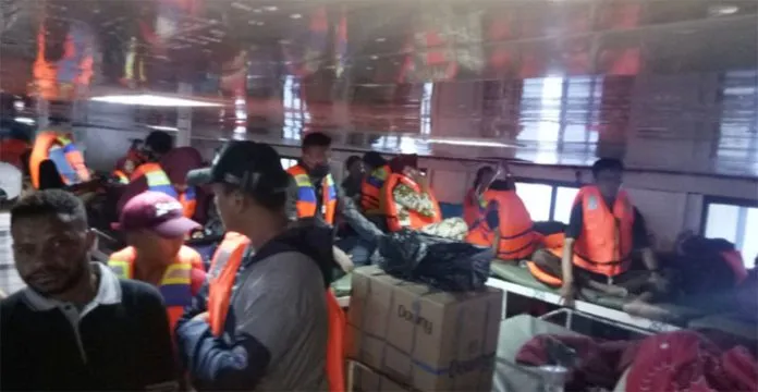 Diterjang Ombak, Kapal Agil dari Wakatobi Nyaris Terbalik