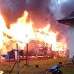 Diduga Arus Pendek Listrik, Sebuah Rumah di Muna Terbakar Diduga Arus Pendek Listrik, Sebuah Rumah di Muna Terbakar