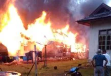Diduga Arus Pendek Listrik, Sebuah Rumah di Muna Terbakar Diduga Arus Pendek Listrik, Sebuah Rumah di Muna Terbakar
