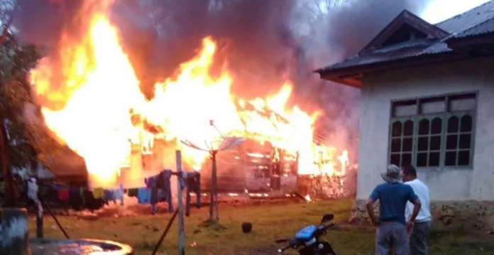 Diduga Arus Pendek Listrik, Sebuah Rumah di Muna Terbakar