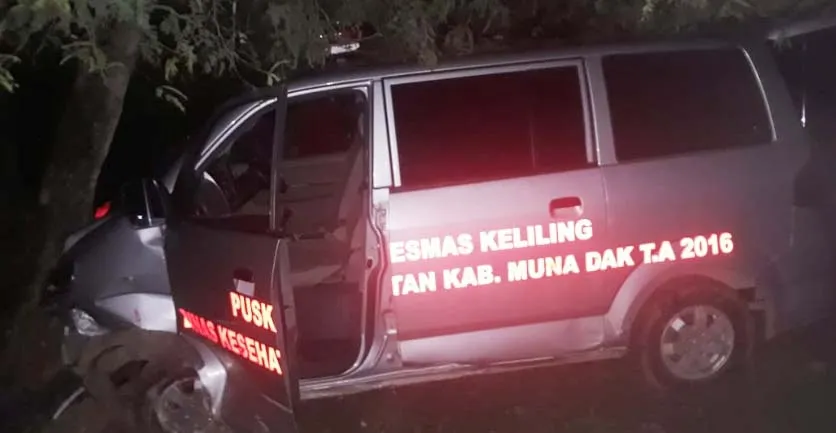 Diduga Kelelahan, Sopir Mobil Ambulans di Muna Tabrak Pohon