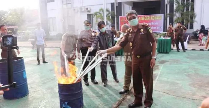 Kejari Konawe Musnahkan Barang Bukti Dari 24 Perkara