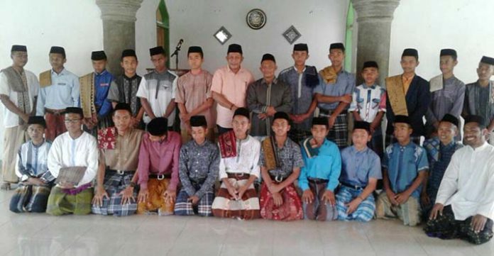 Ratusan Santri Pondok Pesantren di Baubau Belajar Kepemimpinan pada Hugua