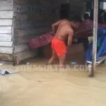 Banjir Mulai Merendam Pemukiman, Mahasiswa Lorong Kawat Mengungsi Banjir Mulai Merendam Pemukiman, Mahasiswa Lorong Kawat Mengungsi