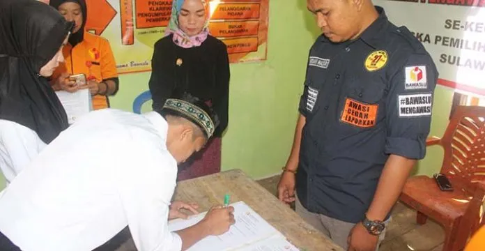 panwascam_bombana Lantik 12 PTPS, Ketua Panwascan Rarowatu Minta Tingkatkan Etos Kerja