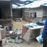 Optimis Tak Banjir Lagi, Warga Kawat dan Pelangi Bersihkan Rumah Optimis Tak Banjir Lagi, Warga Kawat dan Pelangi Bersihkan Rumah