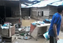 Optimis Tak Banjir Lagi, Warga Kawat dan Pelangi Bersihkan Rumah Optimis Tak Banjir Lagi, Warga Kawat dan Pelangi Bersihkan Rumah
