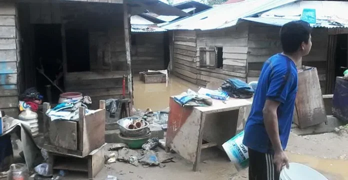 pasca_banjir Optimis Tak Banjir Lagi, Warga Kawat dan Pelangi Bersihkan Rumah