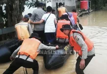 Semangat Datang ke TPS, Warga Kali Wanggu Diantar Pakai Perahu Karet Semangat Datang ke TPS, Warga Kali Wanggu Diantar Pakai Perahu Karet