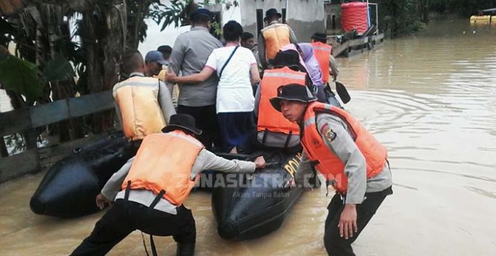 Semangat Datang ke TPS, Warga Kali Wanggu Diantar Pakai Perahu Karet