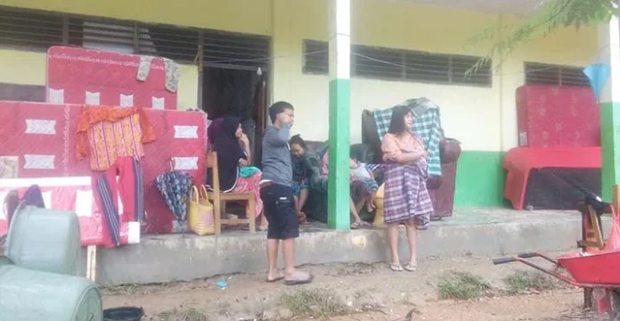 Pengungsi Korban Banjir Desa Lamokula Konsel Keluhkan Air Bersih dan MCK