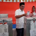 Pilbup Kolaka, Ahmad Safei dan Istri Memilih di TPS 10 Pilbup Kolaka, Ahmad Safei dan Istri Memilih di TPS 10