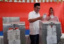 Pilbup Kolaka, Ahmad Safei dan Istri Memilih di TPS 10 Pilbup Kolaka, Ahmad Safei dan Istri Memilih di TPS 10