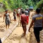 Polsek Bonegunu dan Warga, Gotong Royong Benahi Jalan Rusak Polsek Bonegunu dan Warga, Gotong Royong Benahi Jalan Rusak