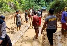Polsek Bonegunu dan Warga, Gotong Royong Benahi Jalan Rusak Polsek Bonegunu dan Warga, Gotong Royong Benahi Jalan Rusak