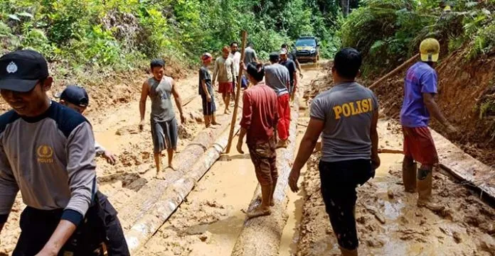 Polsek Bonegunu dan Warga, Gotong Royong Benahi Jalan Rusak