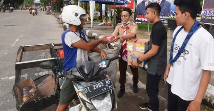 Gerakan Pramuka UHO Berbagi Takjil untuk Anak Jalanan