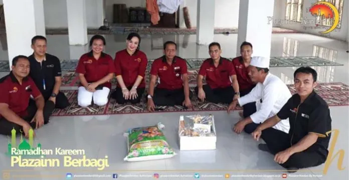 Plaza Inn Kendari Berbagi Bantuan ke Masjid Al Gaffar