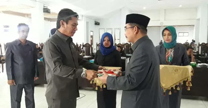 Bupati Butur Serahkan Tiga Buah Raperda ke DPRD