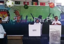 Rusda Mahmud Salurkan Hak Suara Didampingi Istri dan Putranya Rusda Mahmud Salurkan Hak Suara Didampingi Istri dan Putranya