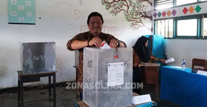 rusman_memilh Memilih di TPS 4 Batalaiworu, Rusman Emba: Tetap Perjuangkan Usungan PDIP