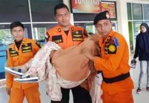Penumpang Pesawat Lion Air Pingsan Saat Tiba di Bandara Haluoleo Penumpang Pesawat Lion Air Pingsan Saat Tiba di Bandara Haluoleo