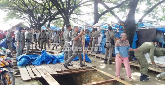 Satpol PP Muna Bongkar Puluhan Lapak PKL Laino