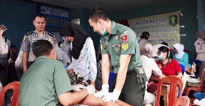 HUT Bhayangkara ke-72, Dokkes RS Bhayangkara Kendari Gelar Sunatan Massal