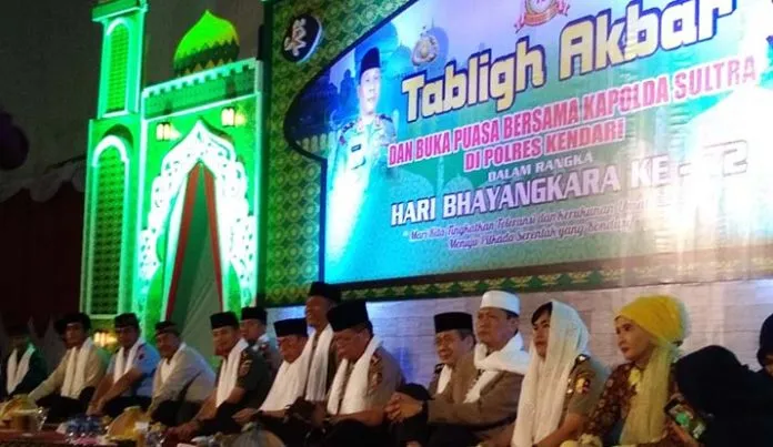 Berharap Pilkada Damai, Ribuan Warga Kendari Tabligh Akbar Bersama Ustadz Maulana