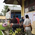 Hujan Tak Surutkan Semangat Warga Datang ke TPS Hujan Tak Surutkan Semangat Warga Datang ke TPS