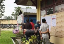 Hujan Tak Surutkan Semangat Warga Datang ke TPS Hujan Tak Surutkan Semangat Warga Datang ke TPS