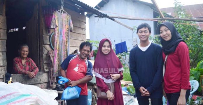 Donasi Ramadan, Mahasiswa FISIP Bagikan Sembako Hingga Perlengkapan Sholat ke Warga