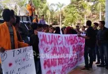 Alumni dan Mahasiswa Kembali Tolak Fakultas Administrasi Kembali ke FISIP Alumni dan Mahasiswa Kembali Tolak Fakultas Administrasi Kembali ke FISIP