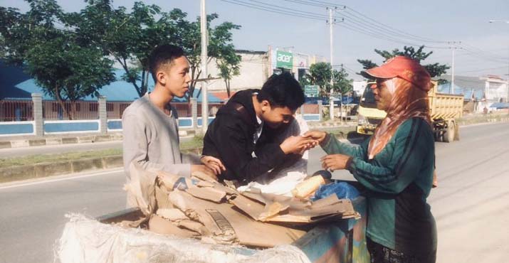 Donasi Ramadan, Mahasiswa FISIP Bagikan Sembako Hingga Perlengkapan Sholat ke Warga