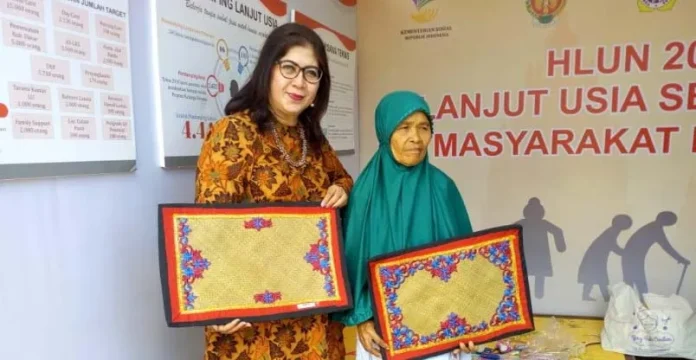 Lansia Asal Kendari Pamerkan Tikar Adat Tolaki di Yogyakarta