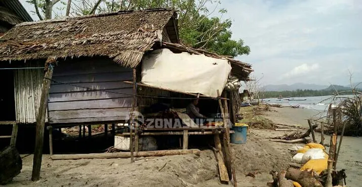Abrasi Pantai, Jalan Desa Hancur, 8 Rumah Warga Konut Nyaris Runtuh