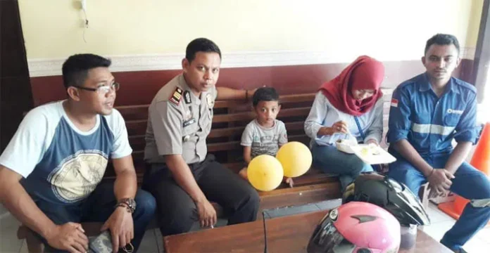 Sempat Keliling Polda dan Polsek, Bocah Depan Kampus UHO Ini Temukan Ortunya