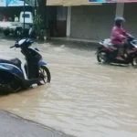 Saluran Irigasi Meluap, Jalan Raya Tergenang Saluran Irigasi Meluap, Jalan Raya Tergenang