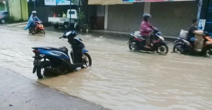 Saluran Irigasi Meluap, Jalan Raya Tergenang