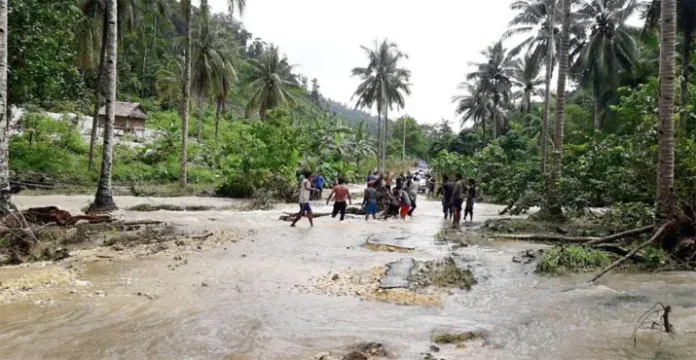 banjir butur 1 Diterjang Banjir, Jalan Poros Waode Buri-Labuan Macet