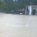 Derita Korban Banjir Wanggu, Bolak Balik Pindahkan Barang Sejak Subuh Derita Korban Banjir Wanggu, Bolak Balik Pindahkan Barang Sejak Subuh